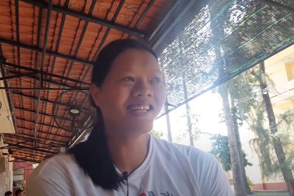 Nụ cười lạc quan của cô gái khổng lồ.