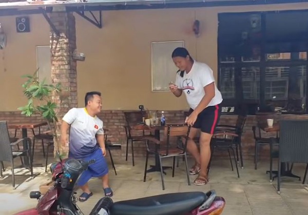 Kiều và người bạn tí hon của mình.