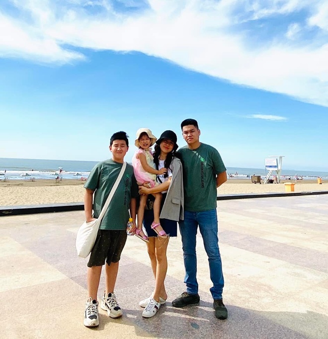 Cà Pháo đứng cạnh mẹ và bố dượng, chiều cao không mấy chênh lệch.