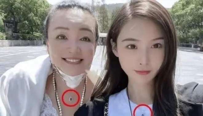 Trương Dĩnh Dĩnh chụp hình với bà Trương Lan - mẹ của Uông Tiểu Phi.