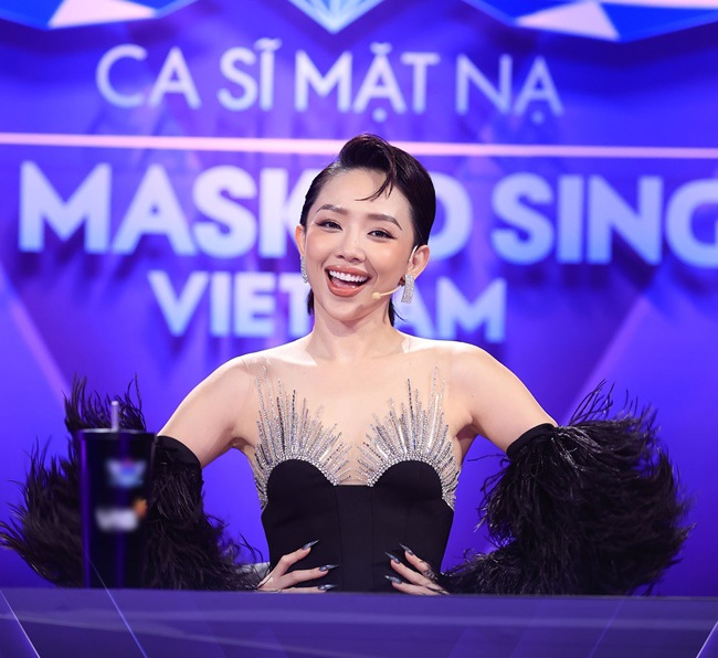 Tóc Tiên rạng rỡ.
