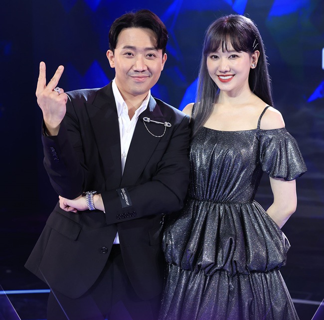 Vợ chồng Trấn Thành - Hari Won cực tình khi cùng ngồi ghế cố vấn.