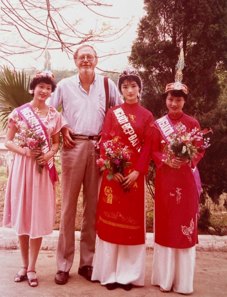 Hoa hậu Việt Nam không người kế nhiệm tuổi 51 da vẫn nhẵn thín dù tóc đã ngả màu hoa râm - 1