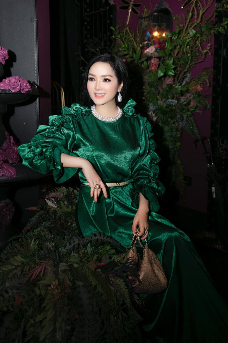 Hoa hậu Việt Nam không người kế nhiệm tuổi 51 da vẫn nhẵn thín dù tóc đã ngả màu hoa râm - 5