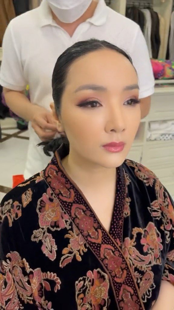 Hoa hậu Việt Nam không người kế nhiệm tuổi 51 da vẫn nhẵn thín dù tóc đã ngả màu hoa râm - 3