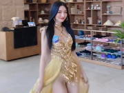 Thời trang - "Thiên thần nội y" đi thi hoa hậu hất nhẹ tà váy, ai nấy thót tim vì lộ ra đôi chân trắng nõn thon dài