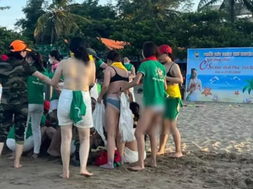 2 nhân viên nữ cởi áo ngực để lộ vòng 1 phản cảm khi chơi team building ở Cửa Lò, dân mạng bức xúc