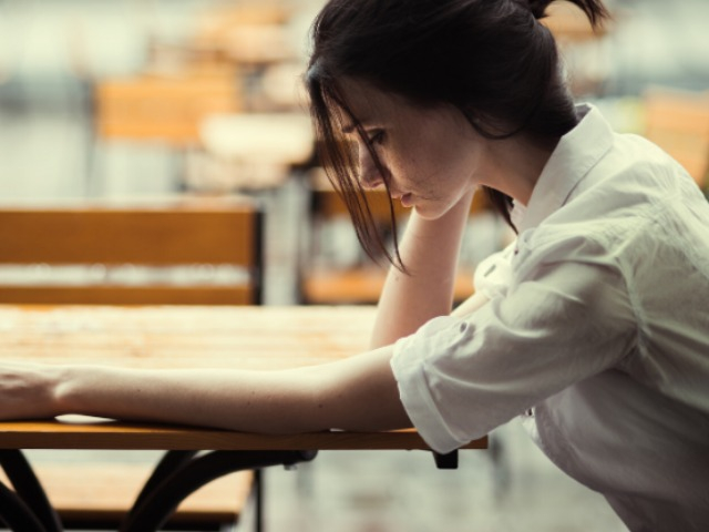Đừng đợi 30 tuổi mới lo già, đây là dấu hiệu lão hóa sớm và 8 thực phẩm giúp chống già