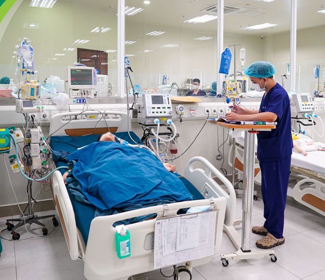 Bệnh nhi đang được điều trị tích cực sau đuối nước tại khoa Điều trị tích cực Nội khoa, Bệnh viện Nhi Trung ương