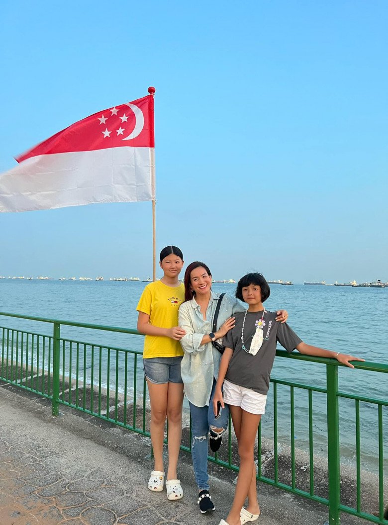 Con gái Bình Minh du lịch Singapore, ăn diện giản dị nhưng vẫn nổi bật với chiều cao gần bằng bố 1m84 - 4