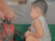 Yêu con - Lan Khuê đến trường đón con tan học nhưng bé khóc ầm vì bộ quần áo của mẹ