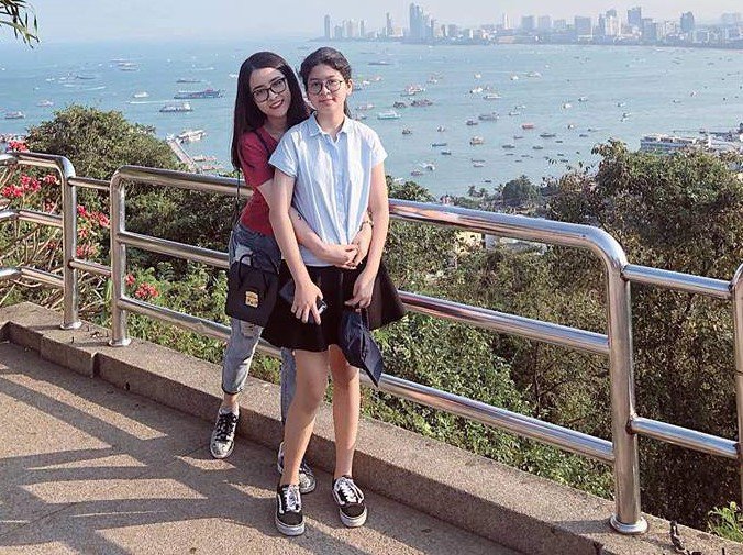 Nữ DV đẩy Lã Thanh Huyền ngã gãy cổ: Làm mẹ đơn thân, 34 tuổi trẻ đẹp như chị em với con gái - 9