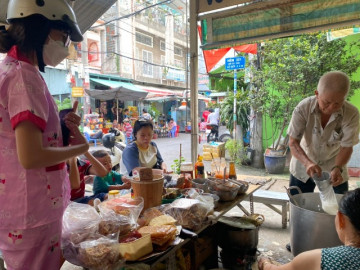 Quán cháo rẻ như cho giữa Sài Gòn, 20 năm không tăng giá: Khách ra vào tấp nập, tên gọi nghe rất thân thương