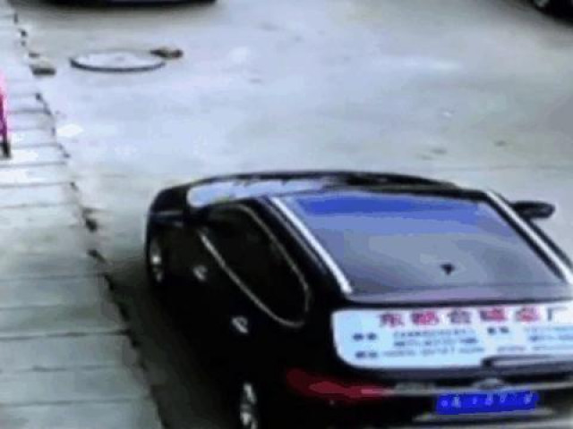 Clip Eva - Clip: Rơi từ ban công tầng 2 xuống đất, cậu bé sống sót thần kỳ