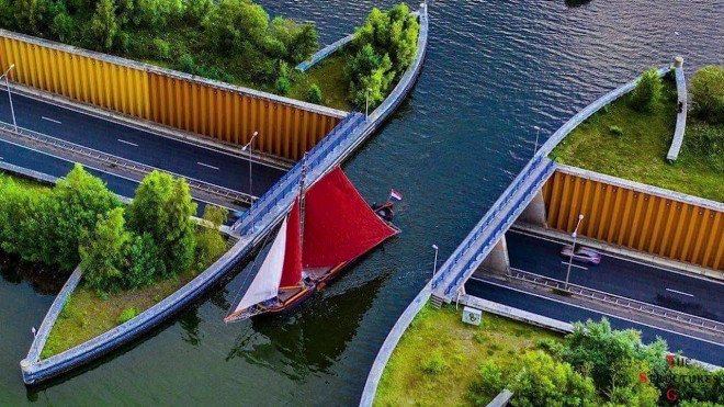 Chiêm ngưỡng cây cầu nước siêu thực xẻ đôi dòng sông độc lạ nhất thế giới - 4