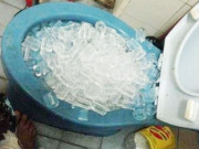 Nhà đẹp - Đổ cả túi đá lạnh xuống bồn cầu, tưởng là ngớ ngẩn nhưng nhiều cái lợi bất ngờ