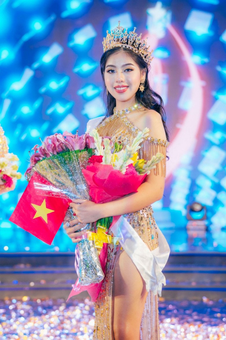 Đại diện Việt Nam 16 tuổi đăng quang Miss Teen International 2022, ứng xử amp;#34;nổi da gàamp;#34; - 3