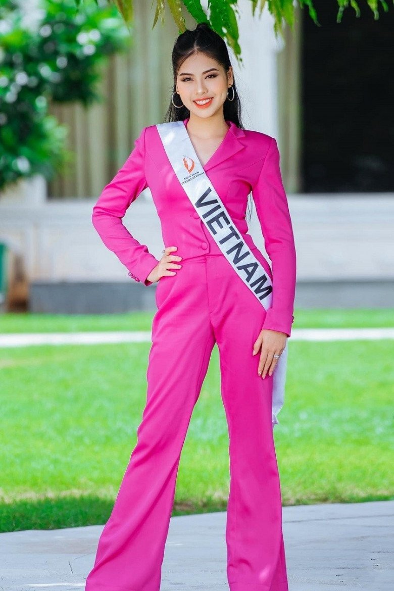 Đại diện Việt Nam 16 tuổi đăng quang Miss Teen International 2022, ứng xử amp;#34;nổi da gàamp;#34; - 7