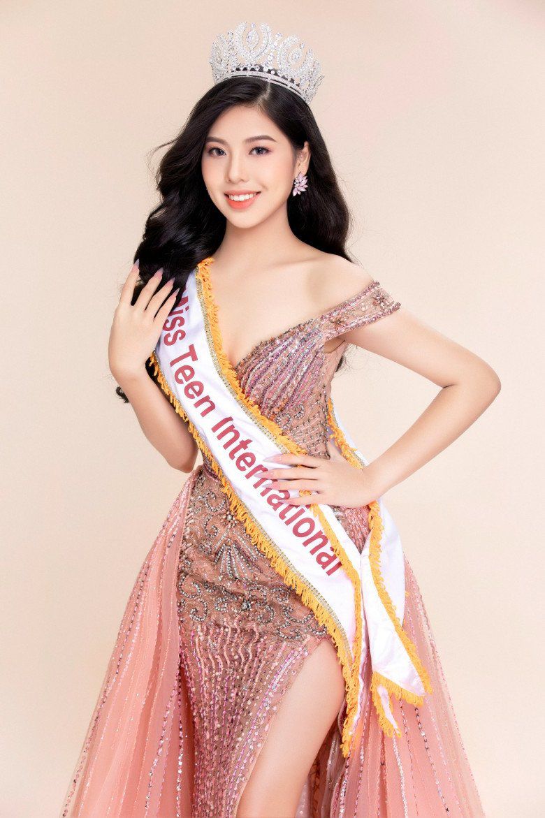 Đại diện Việt Nam 16 tuổi đăng quang Miss Teen International 2022, ứng xử amp;#34;nổi da gàamp;#34; - 6