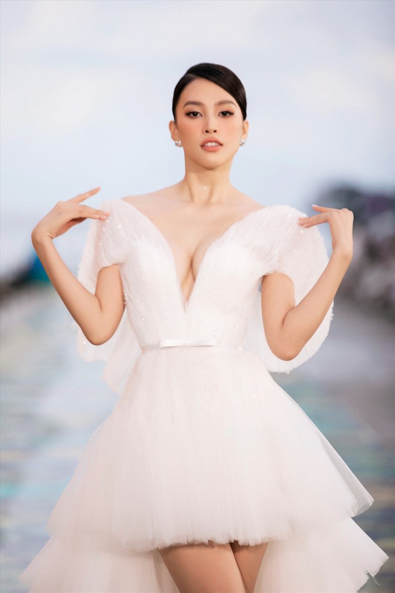 Tiểu Vy làm cô dâu ngọt ngào trong thiết kế của Lê Thanh Hòa, nhan sắc không góc chết làm ai cũng đắm say - 5