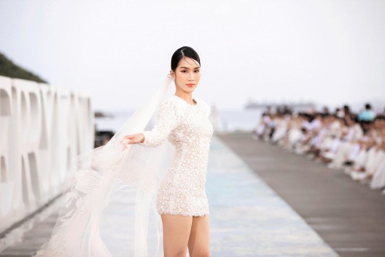 Tiểu Vy làm cô dâu ngọt ngào trong thiết kế của Lê Thanh Hòa, nhan sắc không góc chết làm ai cũng đắm say - 3