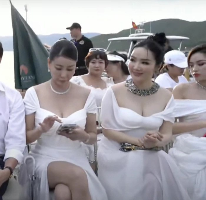 2 chị đại làng Hoa hậu phô diễn sắc vóc nóng bỏng mắt, Đỗ Thị Hà ngồi cạnh cũng thua thiệt vài phần - 1