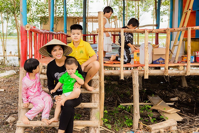 Hoa hậu Oanh Yến cứ đụng đầu giường là đẻ, 34 tuổi làm mẹ 6 con, tự trồng rau nuôi cá chăm con - 4