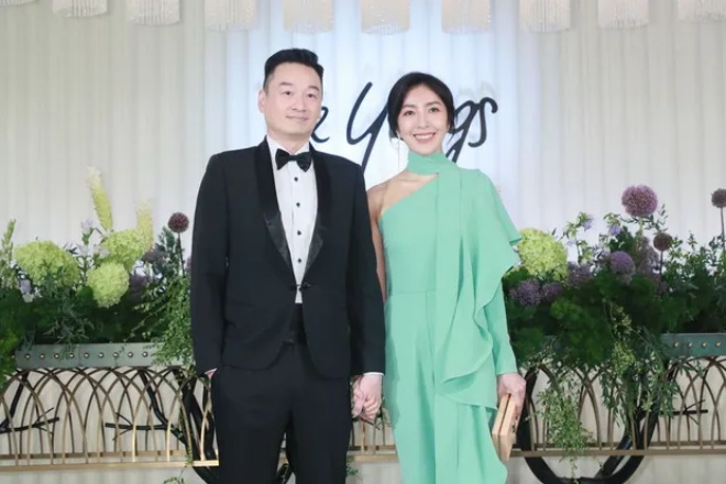 Vợ chồng Dương Cẩn Hoa tới chúc mừng bạn diễn.