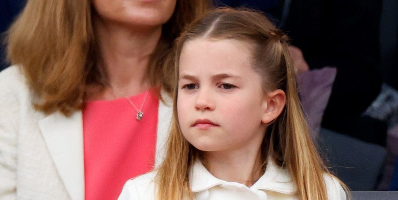 View - Công chúa Charlotte ở tuổi lên 7: Xinh đẹp như thiếu nữ, giống y hệt bố