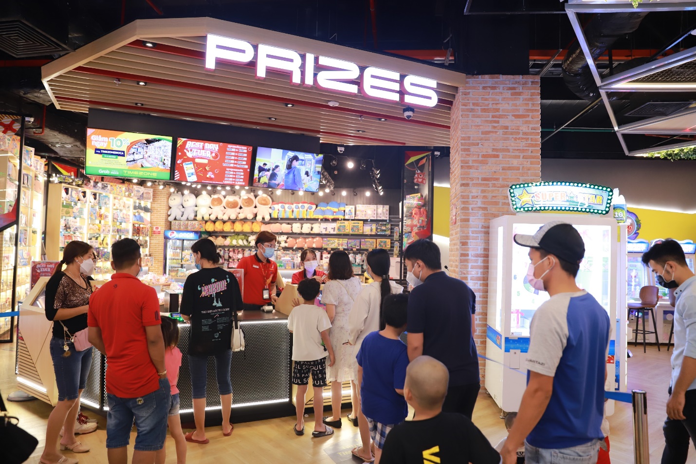 Điểm nổi bật tại Timezone là quầy đổi thưởng Prizes shop được đầu tư đa dạng để mọi khách hàng đến Timezone đều có quà mang về. Từ những phần quà nhỏ như bánh kẹo, dụng cụ học tập cho đến quà hi-end như laptop, máy tính bảng, điện thoại,…