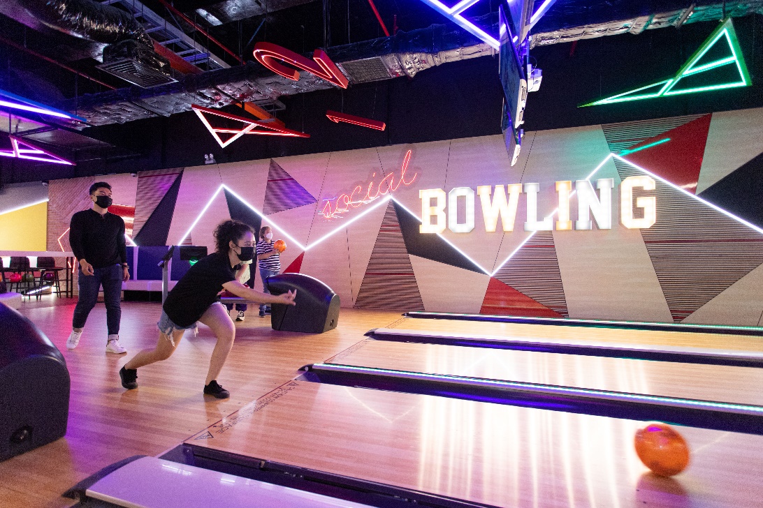 Sàn bowling hiện đại chuẩn quốc tế tại Timezone.