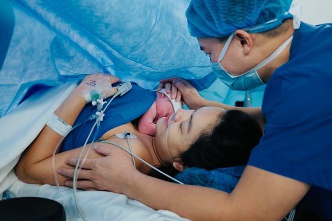 Sao Việt 24h: Ngoại hình Phạm Quỳnh Anh sau 2 tuần sinh con thứ 3, ảnh nào cũng lấy tay che bụng - 4