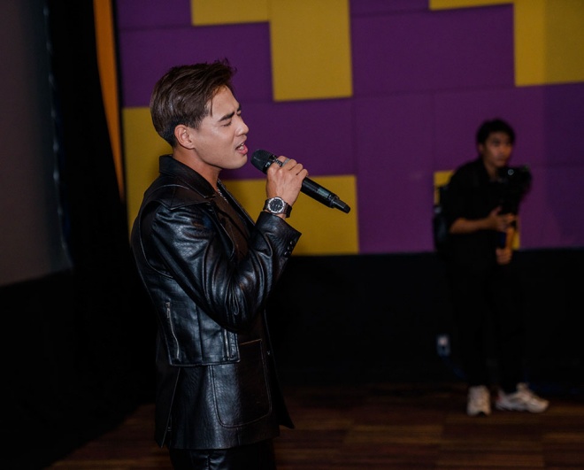 Khải Đăng lần đầu hát live ca khúc Ngày mai em đi mất trong sự cổ vũ nhiệt tình. Về kế hoạch sắp tới, anh cho biết đang chuẩn bị thực hiện dự án live session mới sau thành công của Đăng’s Show và Đăng’s Lab.
