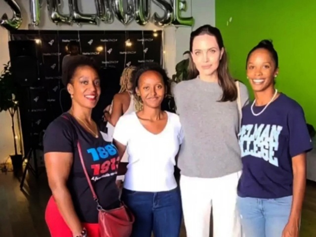 Sau Maddox, con gái nuôi Angelina Jolie vào đại học, thái độ của nữ minh tinh gây sốt