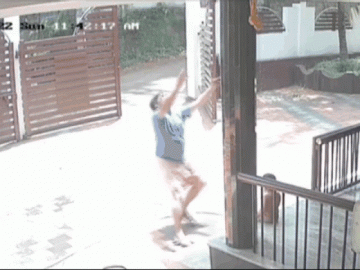  Clip: Em trai rơi khỏi ban công, anh trai nhanh trí giơ tay đỡ gọn 