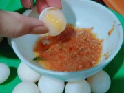 Tiêu dùng - Loại quả bé tí xưa ít người biết tới, nay thành món đặc sản lạ chị em thành phố càng ăn càng mê, 210.000 đồng/kg