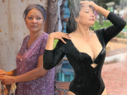 Thời trang - Ngấp nghé tuổi ngũ tuần, "Nữ hoàng cảnh nóng" diện áo tắm khoe nét nở nang bị bình luận khiếm nhã