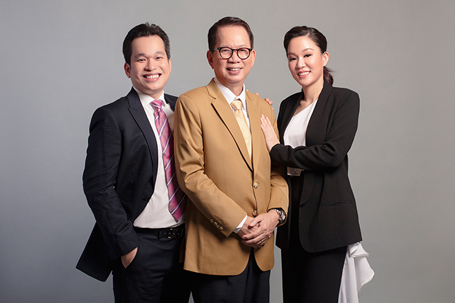 TS-BS Nguyễn Thiện Khánh và thế hệ bác sĩ tiếp nối đầy tài năng, cũng chính là con trai và con gái của ông.