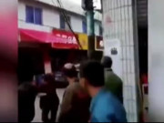 Clip Eva - Clip: Cãi nhau, chồng "nổi điên" lái xe ô tô chèn qua người vợ