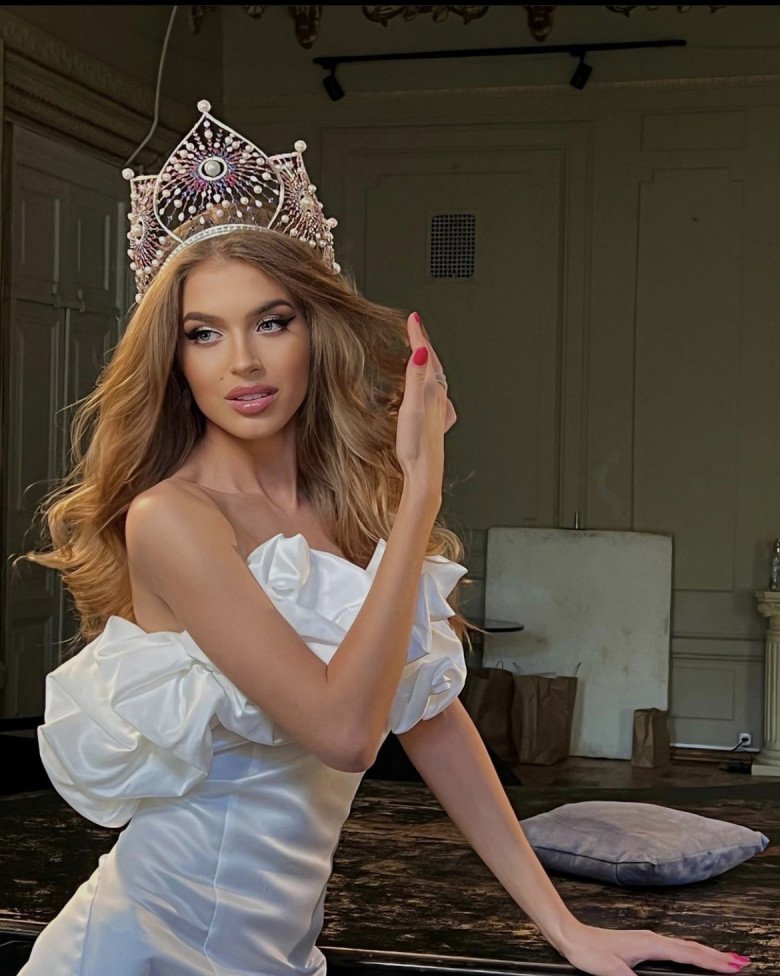 Nhan sắc mẹ ruột Hoa hậu Hoàn vũ Nga gây choáng, trẻ đẹp hơn cả con gái - 5