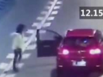  Clip: Cãi nhau với bạn trai, cô gái nằm ra giữa đường cao tốc ăn vạ 