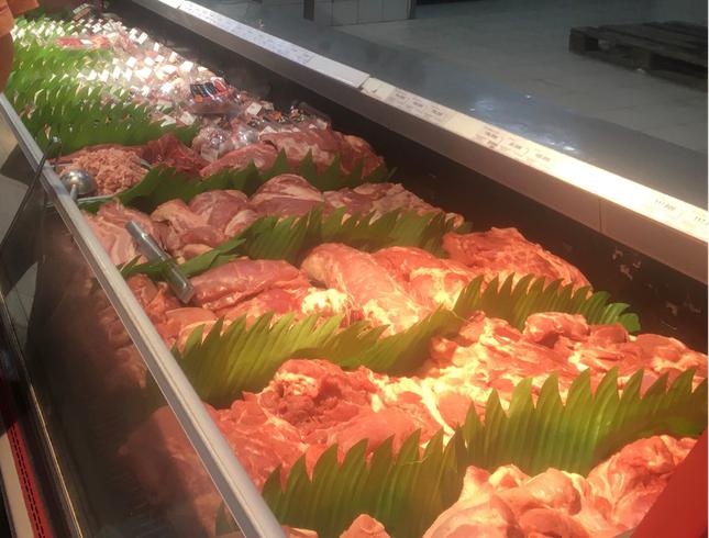 Thịt lợn bày bán tại một siêu thị ở Hà Đông