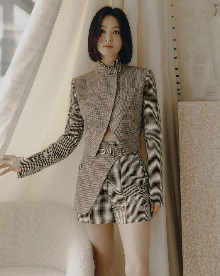 Bà hoàng amp;#34;cháy hàngamp;#34; Song Hye Kyo dự báo xu hướng thời trang Thu Đông, dân công sở bắt trend còn kịp - 4