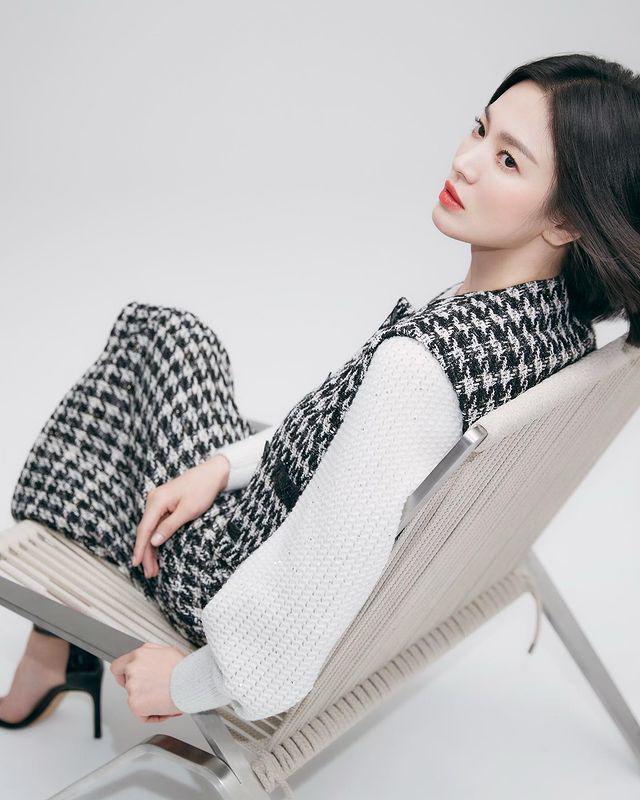 Bà hoàng amp;#34;cháy hàngamp;#34; Song Hye Kyo dự báo xu hướng thời trang Thu Đông, dân công sở bắt trend còn kịp - 6