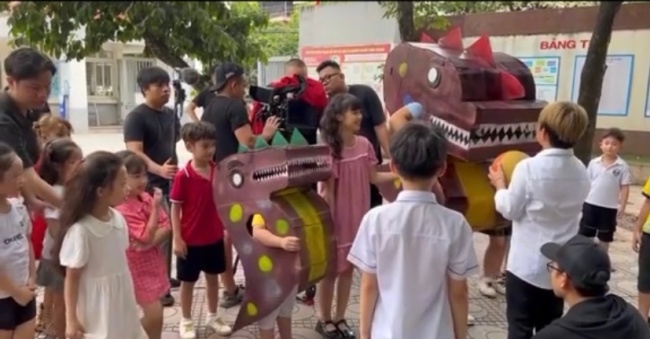 Đức tới tận trường gặp đứa bé làm con gái mình khóc.