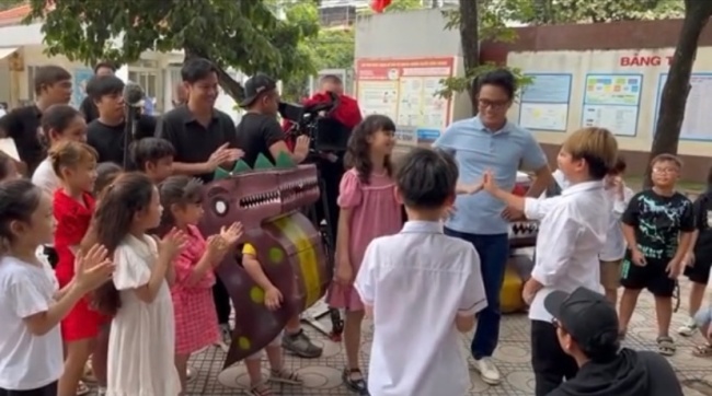 Hai đứa trẻ làm lành nhờ sự xuất hiện của khủng long Đức xoăn.