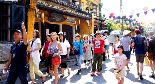 Hướng dẫn viên du lịch là ngành nghề thịnh thành nhiều năm gần đây.