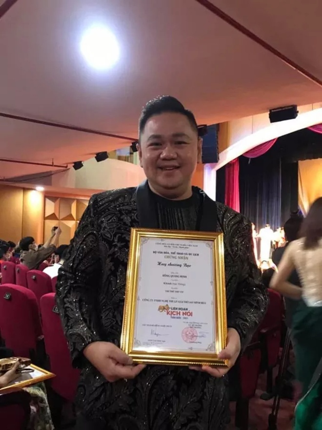 Trước đó Minh Béo cũng nhận vô số chỉ trích khi nhận giải thưởng tại Liên hoan Sân khấu Kịch nói toàn quốc 2021 khu vực phía Nam.