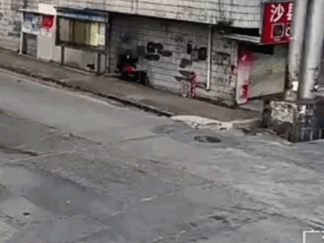 Clip Eva - Clip: Va chạm, người phụ nữ thoát chết thần kỳ dưới bánh xe tải