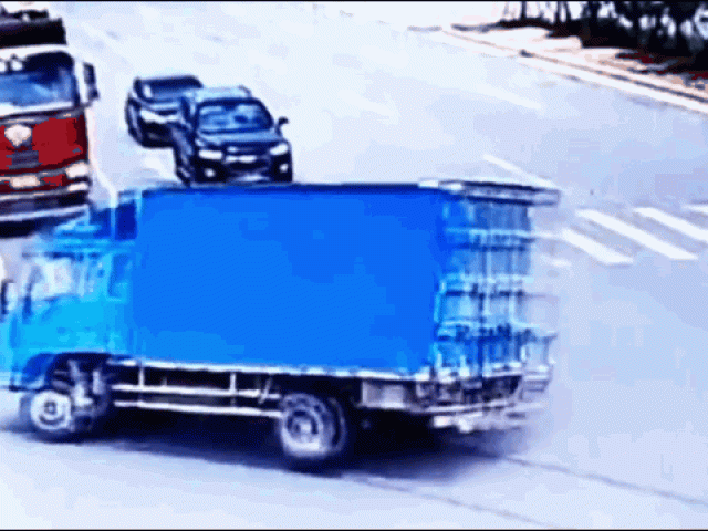 Clip Eva - Clip: Kinh hoàng cảnh thanh niên thoát chết 2 lần chỉ trong vài giây